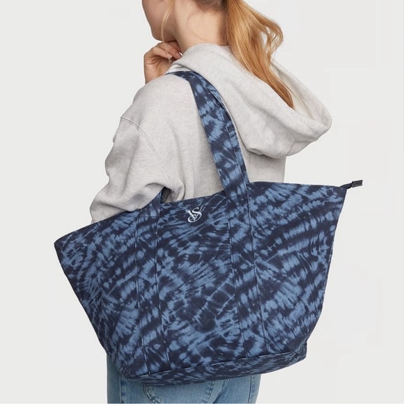 𝐕𝐈𝐂𝐓𝐎𝐑𝐈𝐀'𝐒 𝐒𝐄𝐂𝐑𝐄𝐓 𝐓𝐈𝐄-𝐃𝐘𝐄 𝐓𝐎𝐓𝐄 𝐁𝐀𝐆 - Picture 2 of 3